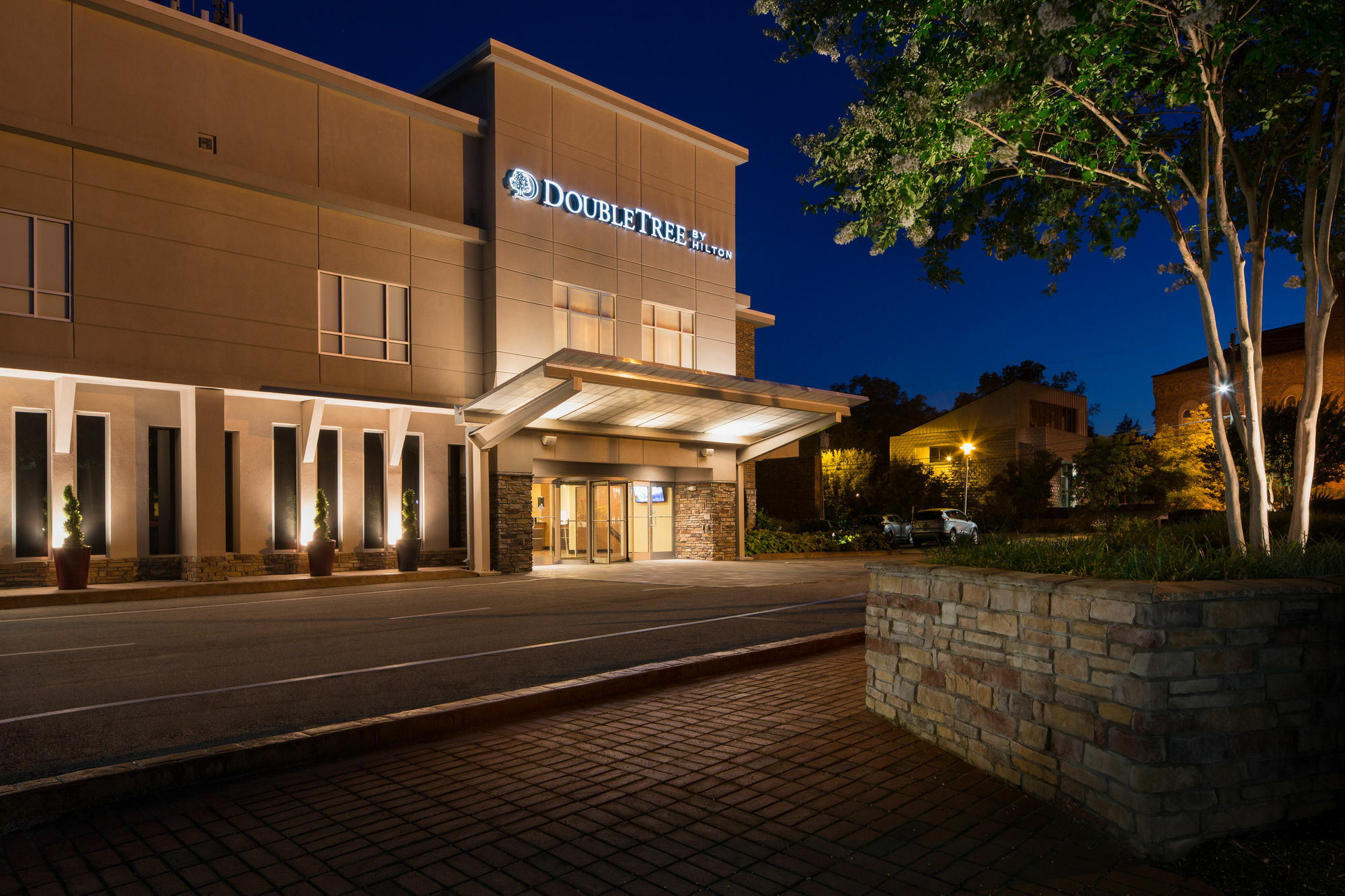 Doubletree By Hilton Hotel Raleigh - Brownstone - University Bagian luar foto