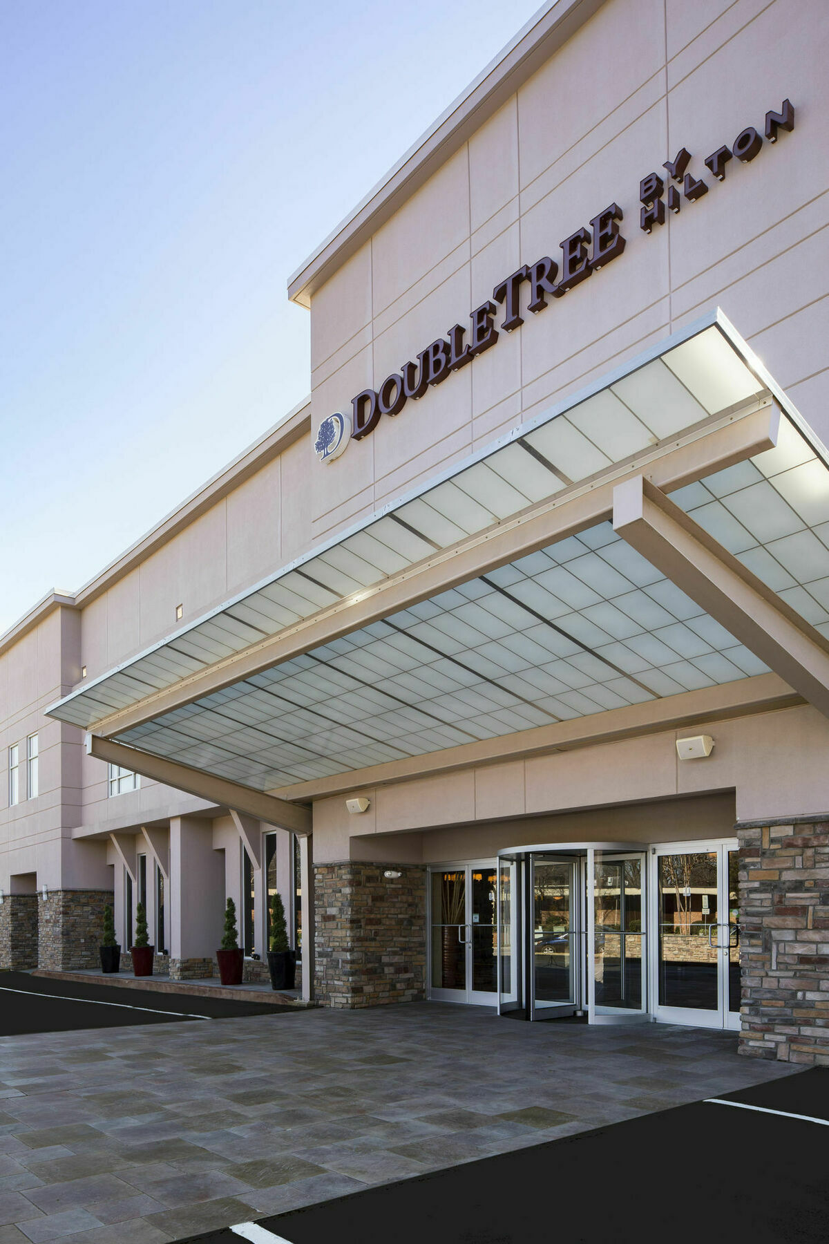 Doubletree By Hilton Hotel Raleigh - Brownstone - University Bagian luar foto